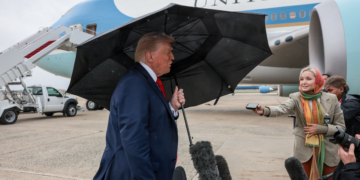 Várias pessoas adoecem após abrirem pacote 'suspeito' em base aérea dos EUA usada por Trump