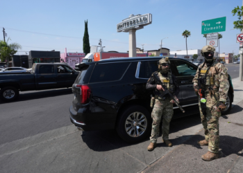 É #FAKE vídeo de policiais de Nova York prendendo agentes de imigração; cena foi feita com IA