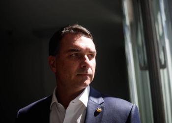 Flávio fala em dar resposta a quem persegue o pai e insiste que Bolsonaro voltará à Presidência