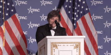 VÍDEO: Ao som de Village People, Javier Milei imita 'dancinha de Trump' em evento conservador