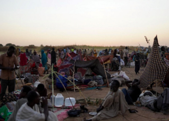 Guerra no Sudão: milhares fogem para campos superlotados após massacre de grupo paramilitar