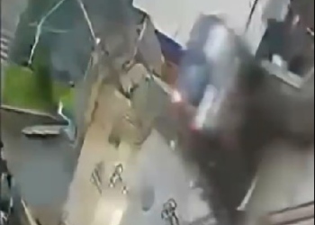 Carro despenca de escadaria após motorista passar mal; assista