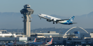 Transporte aéreo será reduzido 'ao mínimo' se shutdown não acabar, diz governo Trump; 1.500 voos são cancelados neste domingo