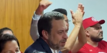 Boulos toma posse e declara que ministério é do MTST