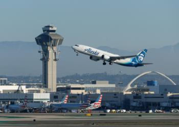 Transporte aéreo será reduzido 'ao mínimo' se shutdown não acabar, diz governo Trump; 2,7 mil voos são cancelados neste domingo