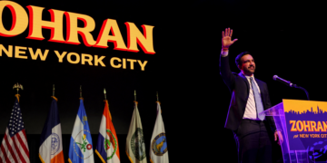 É #FAKE que vídeo de homem tirando bandeiras americanas em Nova York foi gravado após vitória de Mamdani; filmagem é de 2023