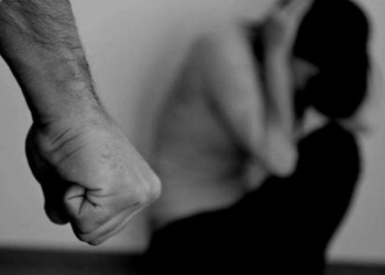 Homem tortura mulher por um dia com marreta e faca