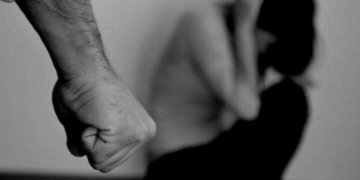 Homem tortura mulher por um dia com marreta e faca