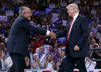 Trump concede perdão a Rudy Giuliani e outros aliados que tentaram reverter resultado da eleição de 2020