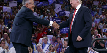 Trump concede perdão a Rudy Giuliani e outros aliados que tentaram reverter resultado da eleição de 2020