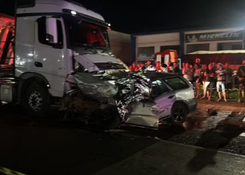 Dois morrem em acidente entre carro e carreta na BR-163