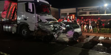 Dois morrem em acidente entre carro e carreta na BR-163