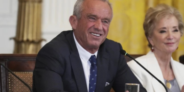 'Deus é antivacina': aliados de Robert Kennedy Jr. empoderam movimento que associa a vacinação ao autismo