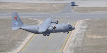 Criado para cargas de guerra: conheça o C-130, avião militar que se desintegrou ao cair na Geórgia