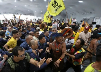 Indígenas e manifestantes da esquerda invadem sede da COP30