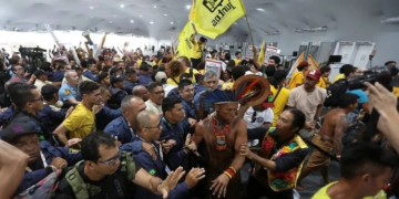 Indígenas e manifestantes da esquerda invadem sede da COP30