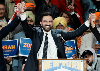 É #FAKE que vídeo mostre multidão de muçulmanos na Times Square após vitória de Mamdani; gravação ocorreu em março no Ramadã