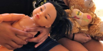 Menina de 13 anos vai registrar bebê e padrasto é preso por estupro