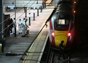 Ataque com faca em trem deixa feridos na Inglaterra
