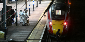 Ataque com faca em trem deixa feridos na Inglaterra