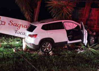 VW Taos sai da pista e colide contra poste na PR-444 em Arapongas