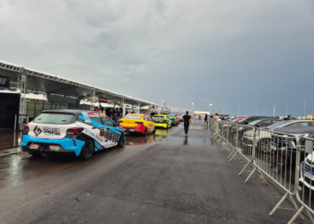 Chuva interrompe rapidamente corridas e pilotos enfrentam pista molhada no autódromo de Cuiabá