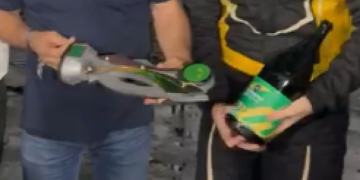 Piloto entrega troféu a Mauro Mendes após corrida da Turismo Nacional