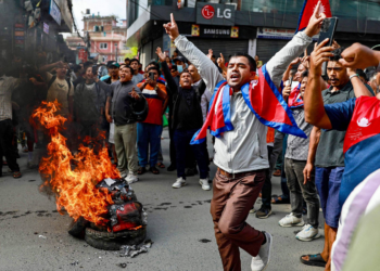 Geração Z usa redes sociais para ir às ruas e derruba governos pelo mundo