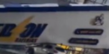 Estrutura de loja desaba e atinge carro em Várzea Grande