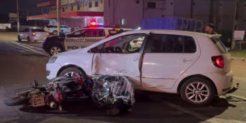 Homem morre em batida entre moto e carro