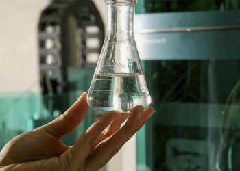 Homem perde visão e é internado em estado crítico após beber whisky em MT