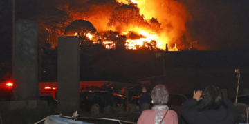Incêndio no Japão destrói 170 casas e força evacuações; 1 pessoa morreu