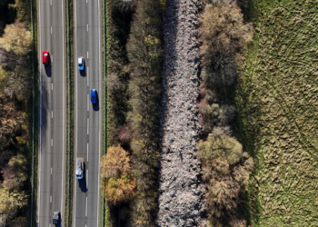 Visível do espaço: montanha de lixo às margens de rio causa indignação no Reino Unido
