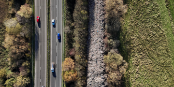 Visível do espaço: montanha de lixo às margens de rio causa indignação no Reino Unido