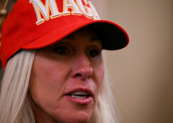 Marjorie Taylor Greene: quem é a deputada conservadora que foi de 'amada' à 'traidora' de Trump