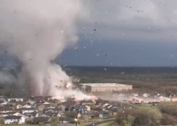 É #FAKE que vídeo aéreo mostre tornado cruzando cidade no Paraná; cena foi registrada nos EUA em 2022