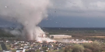 É #FAKE que vídeo aéreo mostre tornado cruzando cidade no Paraná; cena foi registrada nos EUA em 2022