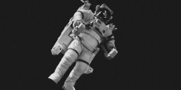 Cientistas: viagens espaciais aceleram envelhecimento e aumentam risco de câncer