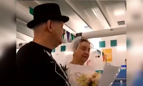 Idosos se casam dentro de piscina; entenda o motivo