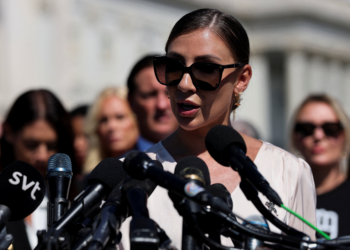 Brasileira vítima de Epstein questiona decisão de Trump de divulgar arquivos: 'Por que agora? Ele os alterou?'