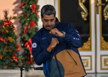 'Ninguém me para', diz Maduro em meio a aumento de tensão militar com os Estados Unidos