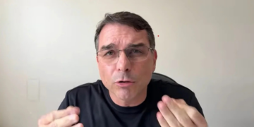 Flávio Bolsonaro manda recado para Moraes: “Se meu pai morrer lá dentro, a culpa é sua”