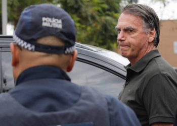 Bolsonaro disse a agentes que tentou abrir tornozeleira com ferro de solda, afirma relatório