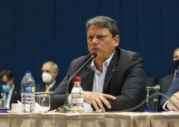 Tarcísio diz que prisão de Bolsonaro é uma 'injustiça' e seguirá firme ao lado dele