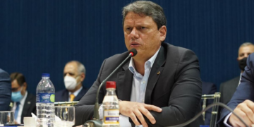 Tarcísio diz que prisão de Bolsonaro é uma 'injustiça' e seguirá firme ao lado dele