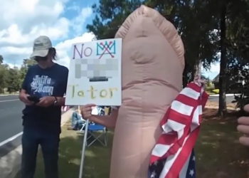 Idosa fantasiada de pênis é presa em protesto contra Trump nos EUA; veja vídeo