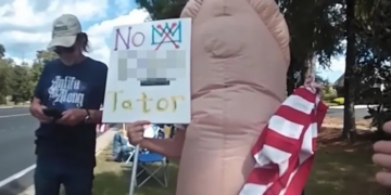 Idosa fantasiada de pênis é presa em protesto contra Trump nos EUA; veja vídeo