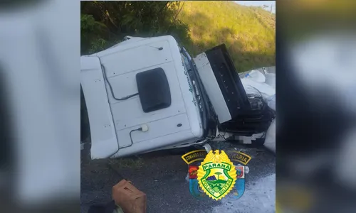 Motorista morre em colisão entre carretas na PR-092, em Guapirama