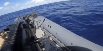 VÍDEO: EUA divulgam imagens de fuzileiros navais atirando com metralhadoras no Mar do Caribe