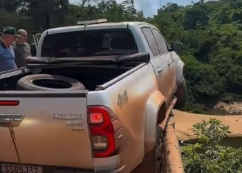 Caminhonete com equipe do vice-governador fica pendurada em ponte no interior de MT